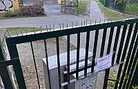 Gwoździe na ogrodzeniu szkolnym. Tak się wspiera sport na Bemowie