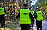 Odnaleźli seniora na terenie bagnistym. Uratował go... zegarek