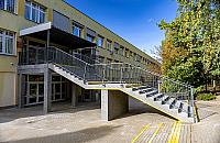 Schody w podstaw�wce przy Irzykowskiego jak nowe