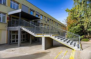 Schody w podstawówce przy Irzykowskiego jak nowe