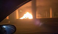 Auto stanęło w płomieniach. Strażacy na Wisłostradzie