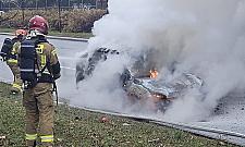 Samochód spłonął na Maczka. Kierowca zdążył wyjść