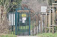 Furtka niezgody. To wygodny skrót, ale klucz mają działkowcy