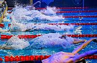 Przy muzyce i świetlnej oprawie. Wyjątkowe zawody pływackie