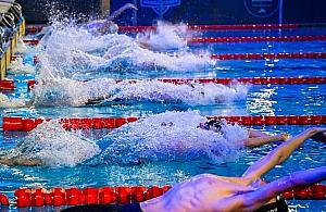Przy muzyce i świetlnej oprawie. Wyjątkowe zawody pływackie