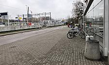 Brakuje ławek i wiat dla pasażerów Dworca Gdańskiego