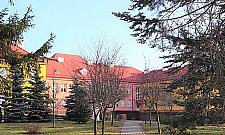 Wąskie przejście do szkoły przyczyną wielu kolizji