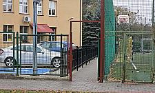 Wąskie przejście do szkoły przyczyną wielu kolizji