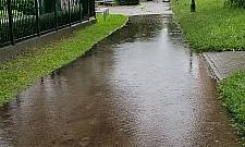 Kiedy odwodnią Brygadzistów? Tak wygląda droga do szkoły i przedszkola