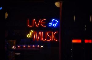 Najlepsze miejsca z muzyką na żywo w Warszawie: Przewodnik po niezapomnianych wieczorach