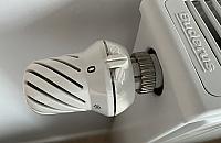 Odwieczny spór o grzejniki. Jedni płacą, inni nie muszą grzać