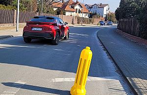 Pseudoparking i rollercoaster na Książkowej. A miało być bezpieczniej