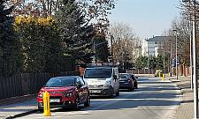 Pseudoparking i rollercoaster na Książkowej. A miało być bezpieczniej