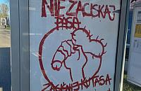 Szokujący plakat na przystanku. Pasażerowie oburzeni