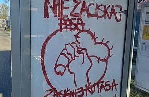 Szokujący plakat na przystanku. Pasażerowie oburzeni