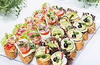 Impreza w domu na 10, 20, 30 osób? Sprawdź jak wybrać catering na domowe przyjęcie