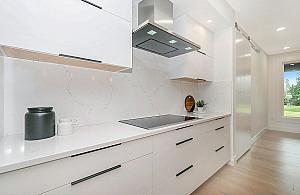 Jak wybrać panele szklane do kuchni w Warszawie: przewodnik po materiałach i wzorach