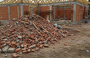 Jak zaplanować wywóz gruzu przy budowie domu jednorodzinnego?