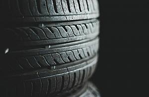 Gdzie i jak kupić opony używane w Warszawie? Praktyczny poradnik