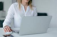 Wirtualny adres w Warszawie: jak firmy oszczędzają, zachowując prestiż i legalność?