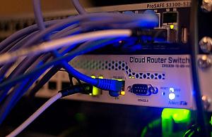 Jak wybrać niezawodne łącze internetowe dla firmy w Warszawie?