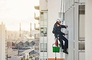 Mycie okien na wysokościach w Warszawie - kto dba o czystość biurowców i osiedli?