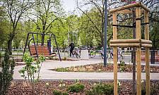 Zielony skwer przy Broniewskiego. Nowe alejki, ławki i tysiące roślin