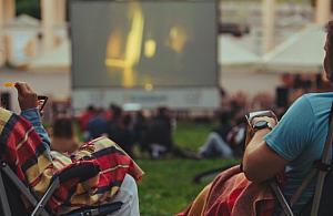 Letnie wieczory z filmem. Kino pod chmurką na Bemowie