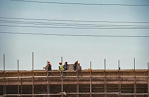 Tanie ubranie robocze - czy niska cena oznacza gorszą jakość?