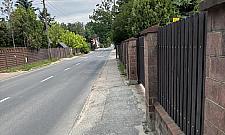 Ten chodnik to symbol Białołęki. Na co czekają władze dzielnicy i ZDM?