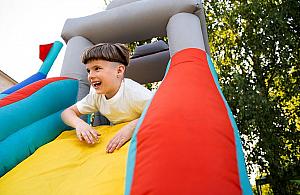 Najlepsze atrakcje na Twoją imprezę: wynajem dmuchańców w Warszawie