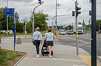 Rowery i hulajnogi na chodniku. Radny domaga się działań