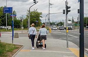 Rowery i hulajnogi na chodniku. Radny domaga się działań