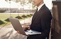 Czym wyróżniają się laptopy biznesowe i dlaczego są warte inwestycji?