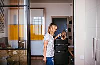 Przewodnik po ukrytych drzwiach w Warszawie: Nowoczesne rozwiązania dla minimalistycznych wnętrz