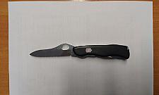 Agresywny klient groził nożem ochroniarzowi. Zatrzymał go świadek