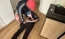 Banda oszustów zatrzymana. Broń i narkotyki w rękach policji