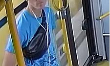 Kradzież telefonu w autobusie 521. Policja publikuje zdjęcia podejrzewanego
