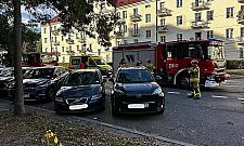 Drzewo runęło na auta. Dwie osoby w środku