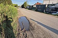 Toną w błocie. Domagają się normalnej ulicy z chodnikami