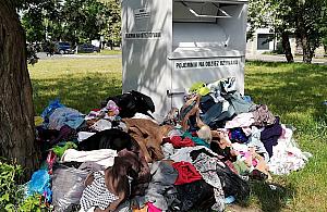 Warszawa tonie w starych ubraniach. Mieszkańcy krytykują ratusz