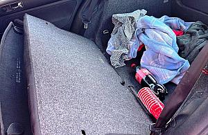 Jechał po narkotykach i przewoził kobietę w bagażniku