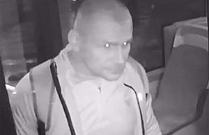 Zaatakował kierowcę autobusu. Policja szuka tego mężczyzny