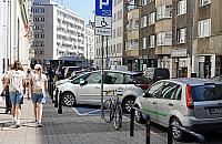 Samochody na ścieżkach i wysepkach. Urzędnicy: "Zgłaszajcie na policję"