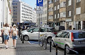 Samochody na ścieżkach i wysepkach. Urzędnicy: "Zgłaszajcie na policję"