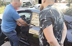 Policjanci odkryli narkotyki w schowku auta