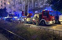 Groźny pożar dachu w pięciopiętrowej kamienicy na Pradze Północ