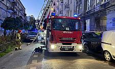 Groźny pożar dachu w pięciopiętrowej kamienicy na Pradze Północ