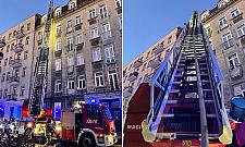 Groźny pożar dachu w pięciopiętrowej kamienicy na Pradze Północ