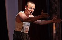 Opowieść o Adolfie Dymszy i znaczeniu śmiechu w trudnych czasach